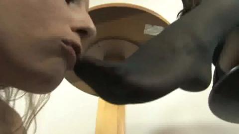 8576